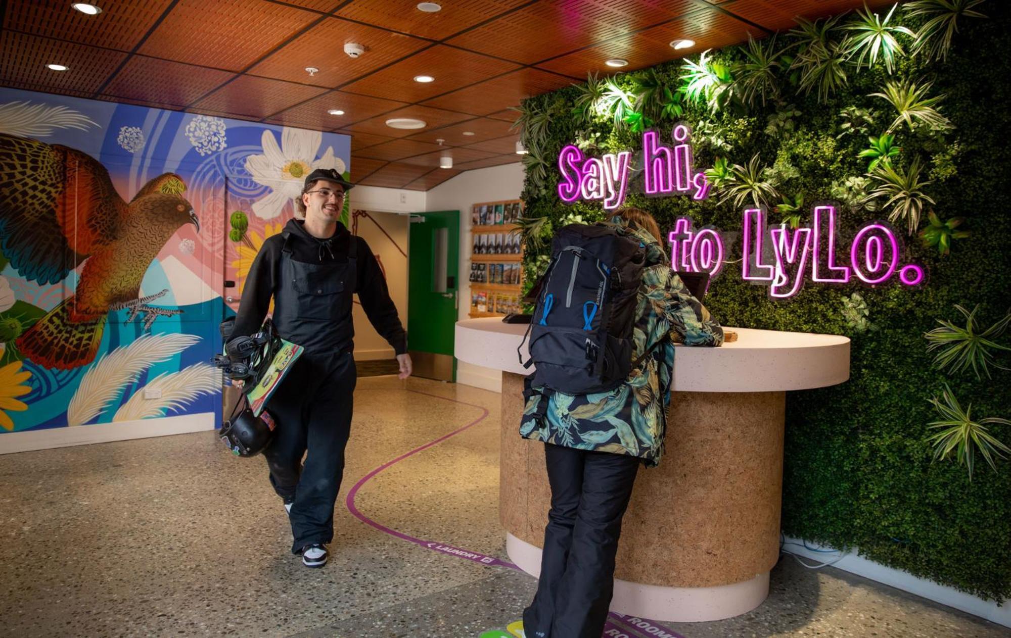 朱熹斯努泽皇后镇酒店 外观 照片 The reception area of the hostel