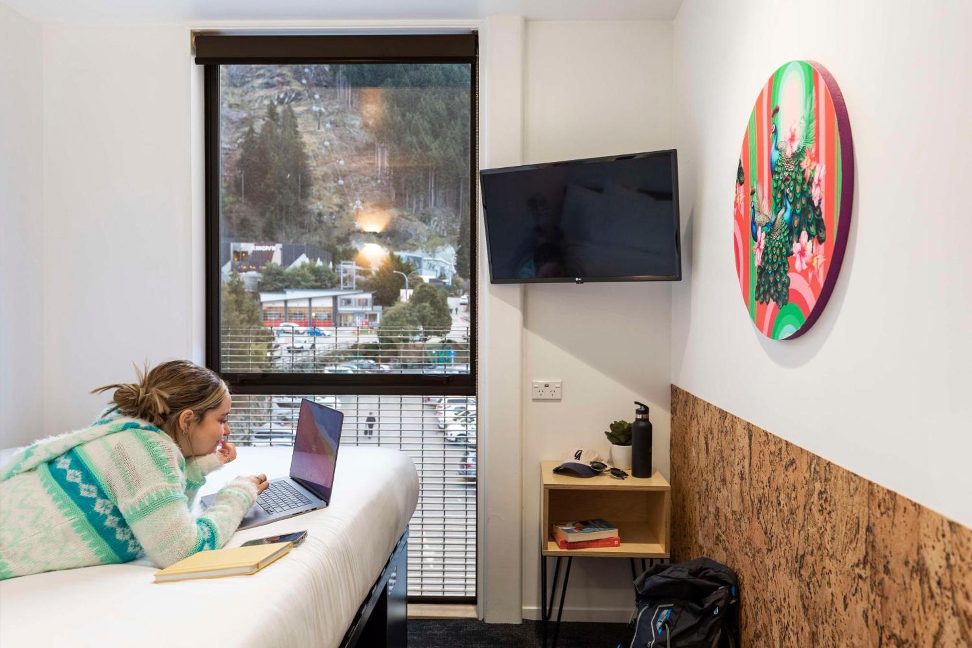 朱熹斯努泽皇后镇酒店 外观 照片 A student studies in a student apartment at the University of Tasmania's New College