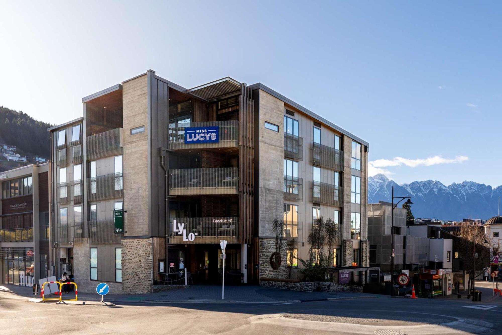 朱熹斯努泽皇后镇酒店 外观 照片 The new building of the University of Liechtenstein