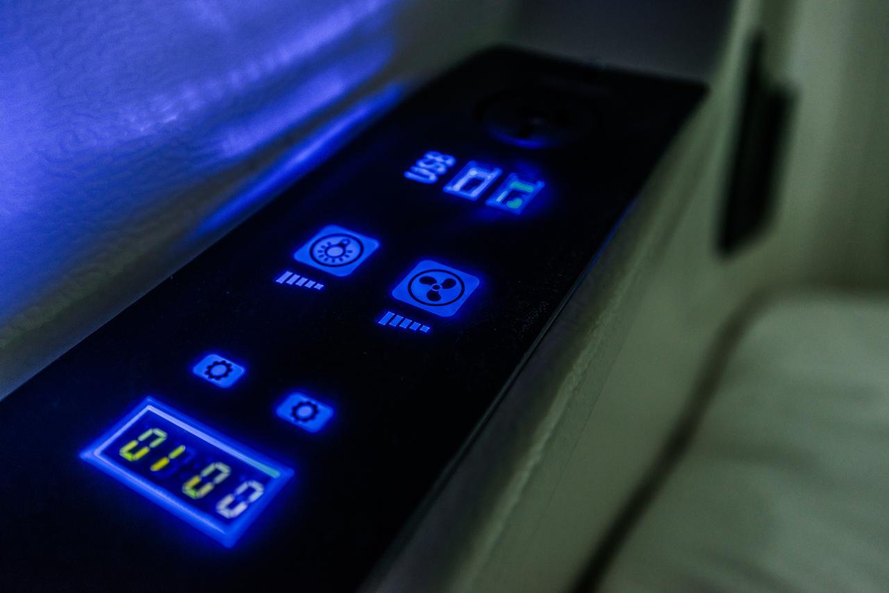 朱熹斯努泽皇后镇酒店 外观 照片 A control panel illuminated with blue light